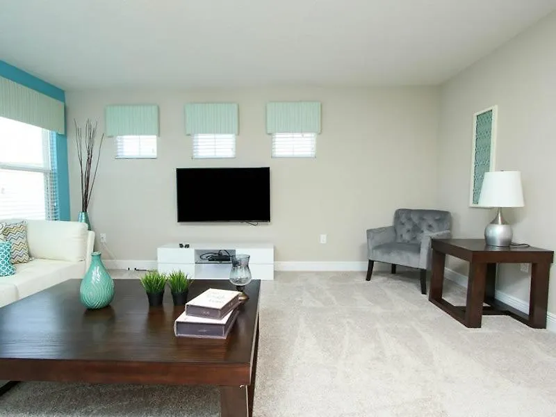 Gorgeous 5 Bedroom 4.5 Bath Pool Home With Games Room Davenport Holiday home