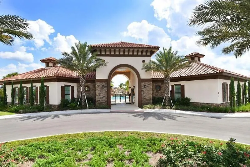 Gorgeous 5 Bedroom 4.5 Bath Pool Home With Games Room Davenport Holiday home