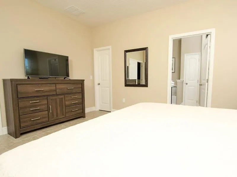 Gorgeous 5 Bedroom 4.5 Bath Pool Home With Games Room Davenport Holiday home